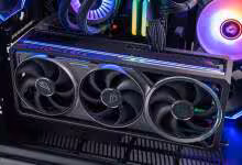 Carte graphique ASUS ROG GeForce RTX avec triple ventilateurs, installée dans un boîtier PC RGB