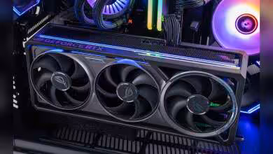 Carte graphique ASUS ROG GeForce RTX avec triple ventilateurs, installée dans un boîtier PC RGB