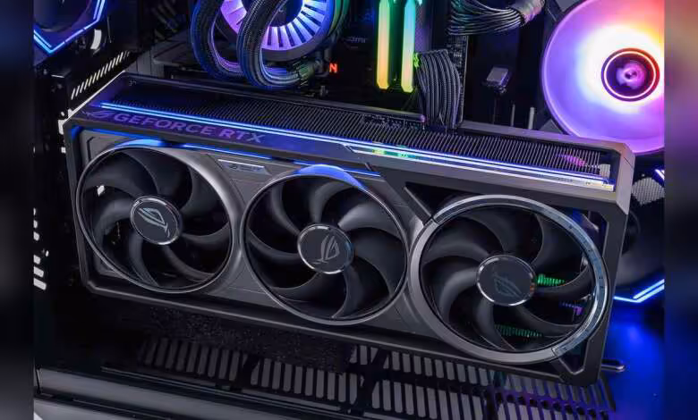 RTX 5000 : le pilote 615.56 coupe le contrôle de puissance des outils d’overclocking 1 Carte graphique ASUS ROG GeForce RTX avec triple ventilateurs, installée dans un boîtier PC RGB