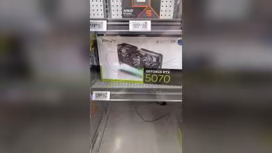 Boîte PNY GeForce RTX 5070 exposée en rayon Walmart avec étiquette prix 129 dollars.