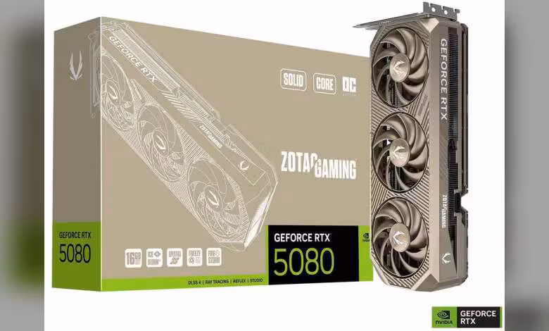 RTX 5080 Zotac SOLID CORE OC 20th Anniversary Edition, une série limitée au look titane 1 Boîte Zotac Gaming GeForce RTX 5080 Solid Core OC avec carte graphique beige affichée à côté