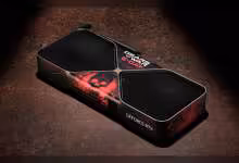 Carte graphique NVIDIA GeForce RTX avec design personnalisé et motifs rouges sur le boîtier.
