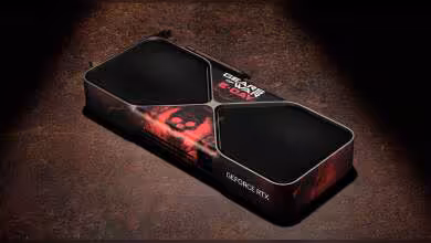 Carte graphique NVIDIA GeForce RTX avec design personnalisé et motifs rouges sur le boîtier.