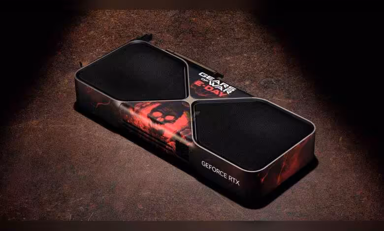 Carte graphique NVIDIA GeForce RTX avec design personnalisé et motifs rouges sur le boîtier.