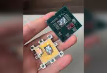 Processeur AMD Ryzen 7 7800X3D démonté avec circuits et composants visibles.