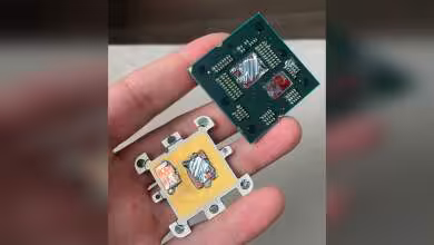 Processeur AMD Ryzen 7 7800X3D démonté avec circuits et composants visibles.