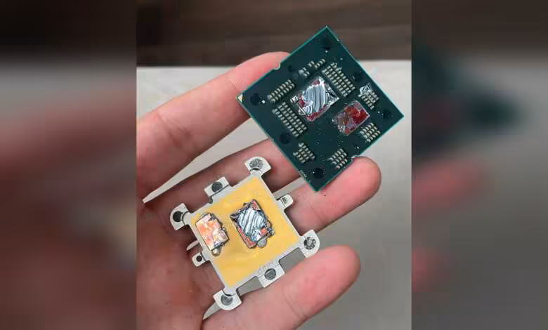 Ryzen 7 7800X3D : un CPU AM5 brûlé et gonflé sur une MSI X870-P WIFI à jour 1 Processeur AMD Ryzen 7 7800X3D démonté avec circuits et composants visibles.