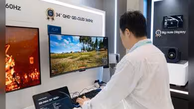 Moniteur Samsung 34" QHD QD-OLED 360Hz avec utilisateur testant le produit sur un bureau.