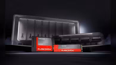Ensemble Sandisk NAS 600 SATA SSD et NAS 800 PCIe 5.0 NVMe, avec boîtiers NAS en arrière-plan