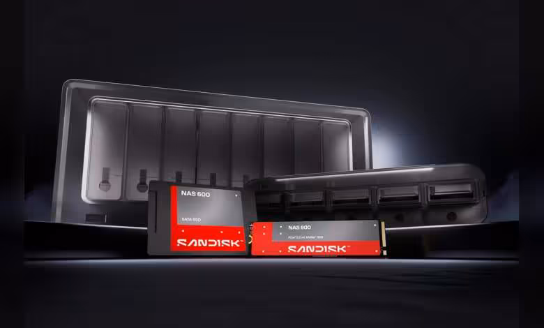 Sandisk NAS SSD : deux gammes SATA et PCIe 5.0 pour moderniser les NAS pros 1 Ensemble Sandisk NAS 600 SATA SSD et NAS 800 PCIe 5.0 NVMe, avec boîtiers NAS en arrière-plan