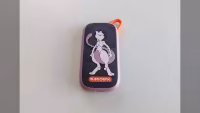 SSD portable SanDisk Pokémon Mewtwo violet, vue de face avec logo SanDisk
