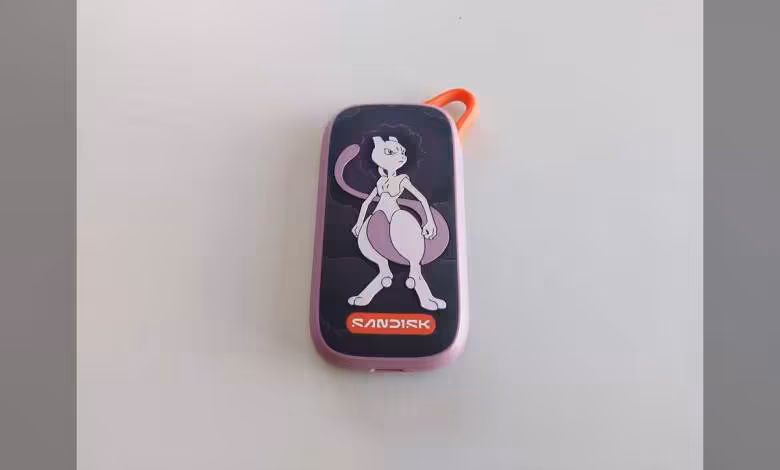 Sandisk Pokémon : deux stockages collector pour les 30 ans de la licence à la Gamescom 2026 1 SSD portable SanDisk Pokémon Mewtwo violet, vue de face avec logo SanDisk