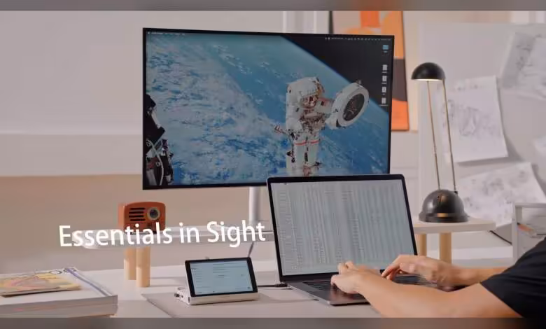 ScreenDock : Cabletime greffe un écran 5,5 pouces 720p à sa station d’accueil USB-C 8-en-1 1 Dock Cabletime ScreenDock avec écran externe, ordinateur portable et grand moniteur affichant une image spatiale.