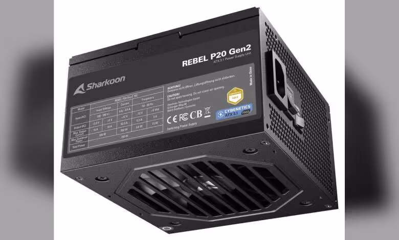 Sharkoon Rebel P20 Gen 2 : une alimentation ATX 3.1 jusqu’à 1000 W sous 99,90 € 1 Alimentation Sharkoon Rebel P20 Gen 2 noire, vue dessous avec étiquette technique et certification Cybenetics.