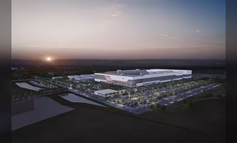 SK hynix Indiana : 4 milliards de dollars pour une usine HBM aux États-Unis d’ici 2029 1 Rendu 3D d’une usine SK hynix en Indiana au coucher du soleil avec vaste parking et toitures blanches