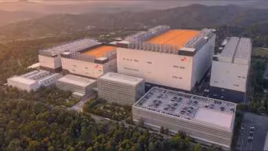 Vue aérienne d’un complexe industriel SK hynix avec grands bâtiments de production et parking