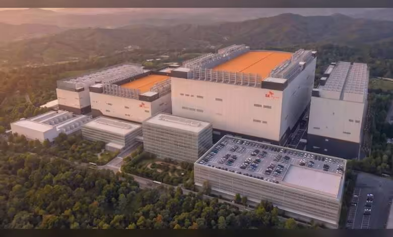 SK hynix investit 54 billions de wons dans deux nouvelles usines mémoire pour l’IA 1 Vue aérienne d’un complexe industriel SK hynix avec grands bâtiments de production et parking
