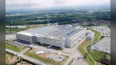 Vue aérienne d’une usine Sony à Kumamoto, grand bâtiment industriel blanc avec logo SONY sur le toit