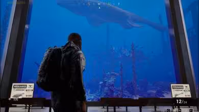 Personnage observant un immense aquarium bleu avec créature géante, scène sous-marine immersive