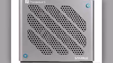 Boîtier SPARKLE Thunderbolt 5 gris perforé, logo blanc, vis bleues, fond neutre