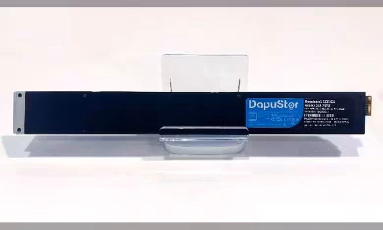 SSD DapuStor : 512 To et refroidissement liquide pour l’IA dévoilés au FMS 2026 1 SSD DapuStor R6060 au format long, vue de profil sur support acrylique, étiquette visible
