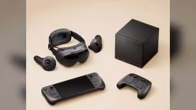 Valve Steam Deck OLED avec casque VR, manettes et dock noir sur fond beige