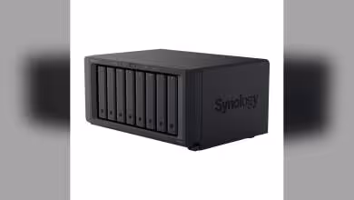 NAS Synology DiskStation à huit baies, vue trois-quarts avant avec façade de disques et logo Synology