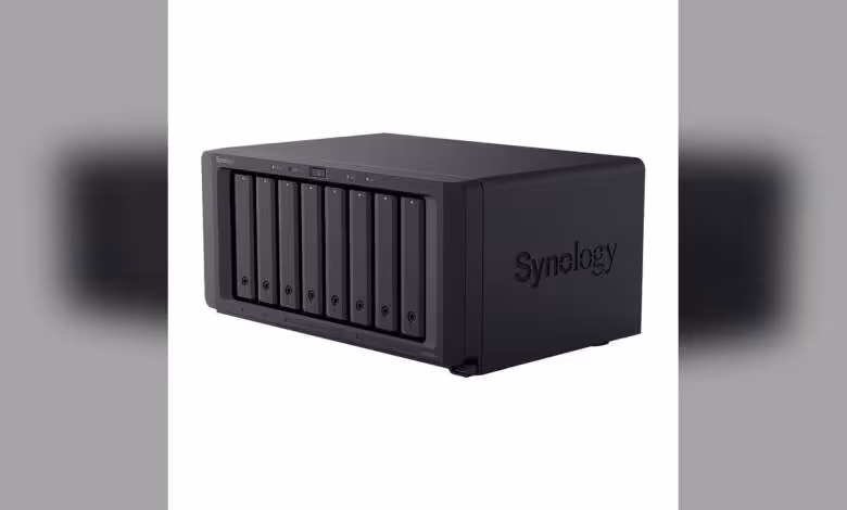 Synology DiskStation neo+ : une nouvelle gamme NAS plus abordable sans sacrifier l’évolutivité 1 NAS Synology DiskStation à huit baies, vue trois-quarts avant avec façade de disques et logo Synology