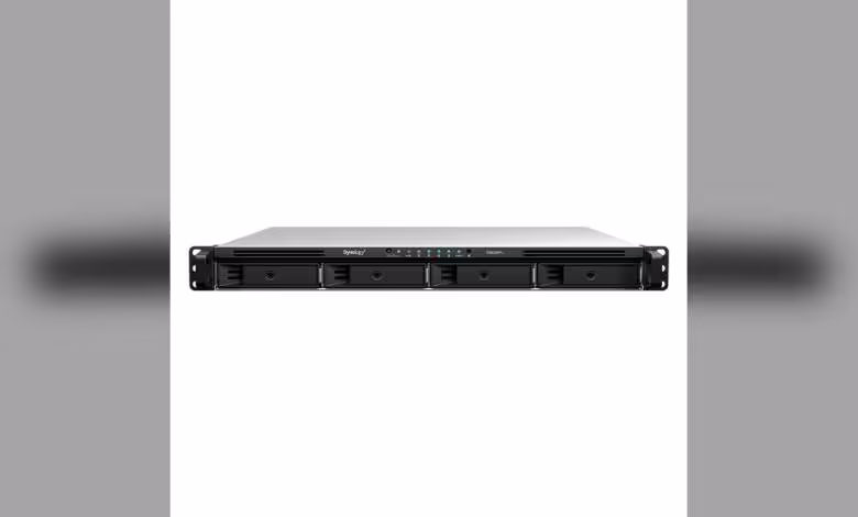 NAS rackable Synology RS826+ 1U 4 baies, vue de face avec quatre tiroirs disques