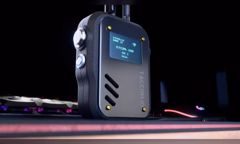 TACCOM v2 : la radio physique pour jeux multijoueur arrive dès 99 dollars 1 TACCOM v2 noir avec écran OLED, boutons latéraux et LED, photographié sur bureau gaming