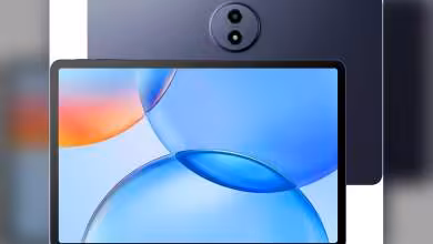 Tablette TCL TAB A1 bleu foncé de face et de dos, double capteur photo arrière