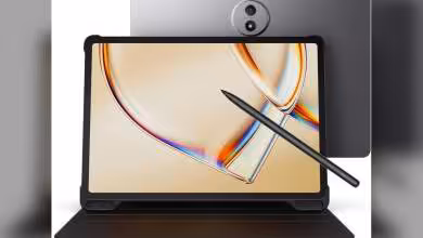 Tablette TCL TAB A1 Plus NXTPAPER avec coque clavier, stylet et dos gris visibles.