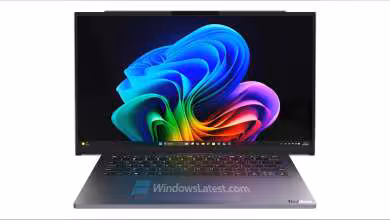 Lenovo ThinkBook rollable ouvert, grand écran affichant Windows 11, clavier visible, design professionnel gris