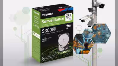 Boîte Toshiba S300 AI Surveillance 24 To avec disque dur 3,5 pouces et caméras de surveillance visibles