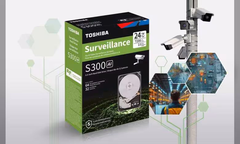 Toshiba S300 AI arrive en retail avec jusqu’à 24 To pour la vidéosurveillance IA 1 Boîte Toshiba S300 AI Surveillance 24 To avec disque dur 3,5 pouces et caméras de surveillance visibles