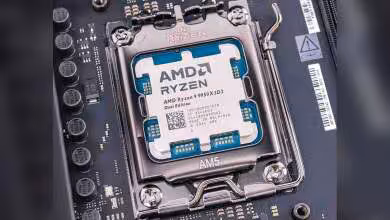 Processeur AMD Ryzen 9 9950X3D sur socket AM5 avec système de fixation de carte mère visible