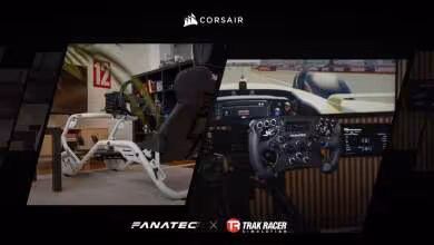 Cockpit de sim racing Trak Racer avec volant Fanatec et branding Corsair sur fond sombre, vue de côté et face