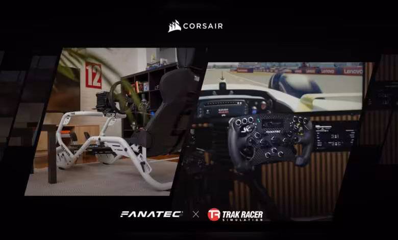 Trak Racer rejoint Corsair et Fanatec, un duo renforcé pour le sim racing complet 1 Cockpit de sim racing Trak Racer avec volant Fanatec et branding Corsair sur fond sombre, vue de côté et face
