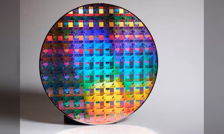 TSMC N2 : la production 2 nm vise 100 000 wafers par mois d’ici fin 2026 1 Wafer de silicium TSMC multicolore avec motifs de puces, illustrant une fabrication de semi-conducteurs 2 nm