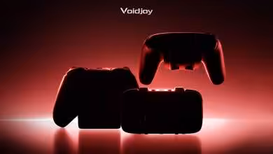 Manettes Voidjoy noires rétroéclairées en rouge, présentées sur fond sombre avec éclairage LED dramatique
