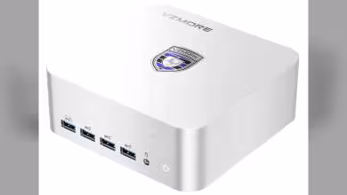 Mini PC VZMORE AX9 Max blanc avec ports USB frontaux et bouton d’alimentation