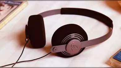 Casque audio supra-aural vintage noir, posé sur fond clair, avec câble jack visible