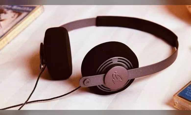 Wesley Wired Headphones : Gadhouse mise sur le casque filaire rétro à 69,99 dollars 1 Casque audio supra-aural vintage noir, posé sur fond clair, avec câble jack visible