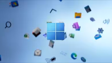Logo Windows 11 bleu au centre, avec icônes d’applications flottantes sur fond clair abstrait