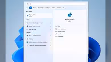 Windows 11 Start menu ouvert avec l’éditeur du Registre visible, interface de recherche et icônes système