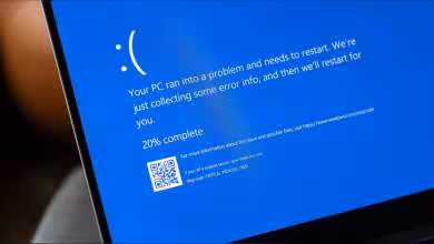 Écran Windows 11 affichant un écran bleu de plantage avec code QR et message d’erreur système