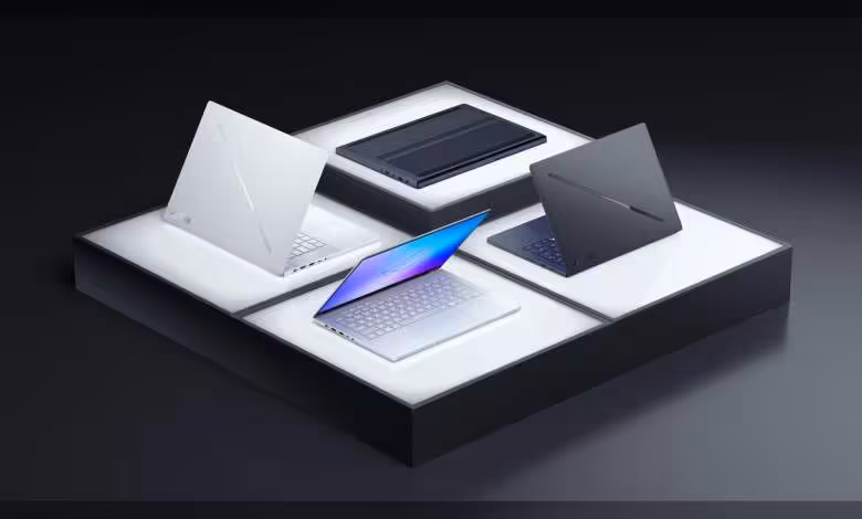Windows 11 supprime les pilotes GPU ASUS après plusieurs semaines en mode Eco 1 Quatre laptops ASUS avec écrans ouverts sur un socle blanc, design minimaliste en vue marketing