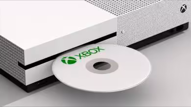 Console Xbox blanche avec disque Xbox « Disc to Digital » inséré, illustration produit