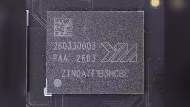 Puce mémoire YMTC ZNDA TF 1B3HCBE sur circuit imprimé, gros plan de composant NAND