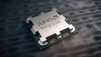 Processeur AMD Ryzen sur fond sombre, boîtier métallique argenté avec logo AMD visible en gros plan